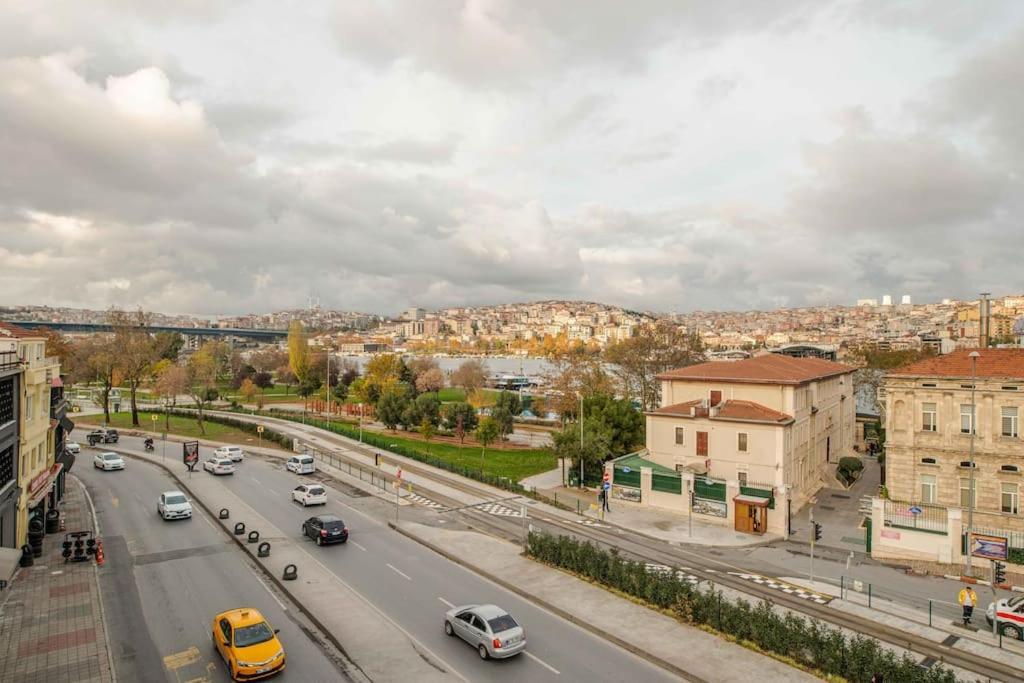 Waterfront Apartment By The Tram - Terrace With Dome & Golden Horn View In Fatih Istanbul Exterior photo