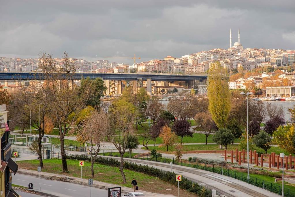 Waterfront Apartment By The Tram - Terrace With Dome & Golden Horn View In Fatih Istanbul Exterior photo